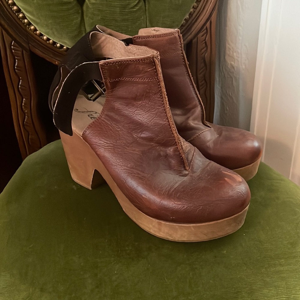 Free People Amber orchard clog in cognac brown